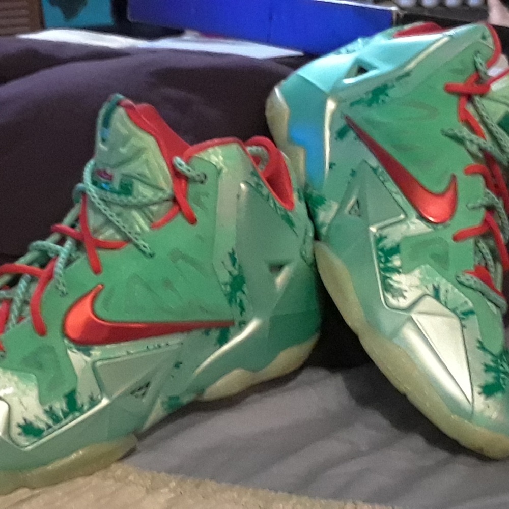 Limited Christmas edition LeBron xii(gs)